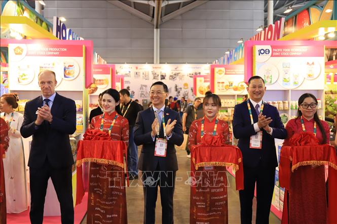 Các đại biểu cắt băng khai trương Không gian giới thiệu sản phẩm tiêu biểu của doanh nghiệp Thành phố Hồ Chí Minh. Ảnh: Tất Đạt - PV TTXVN tại Singapore