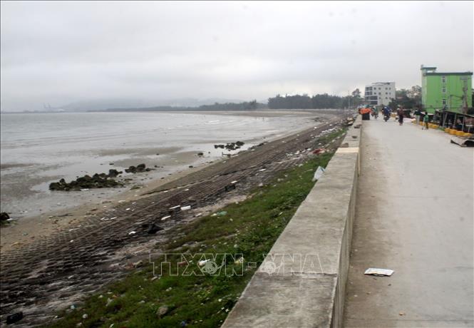 Dọc bờ đê thuộc địa phận Cảng cá Lạch Bạng, thị xã Nghi Sơn, Thanh Hóa bị bồi lắng ngày càng nghiêm trọng, gây khó khăn cho tàu thuyền ra vào neo đậu. Ảnh: Nguyễn Nam-TTXVN