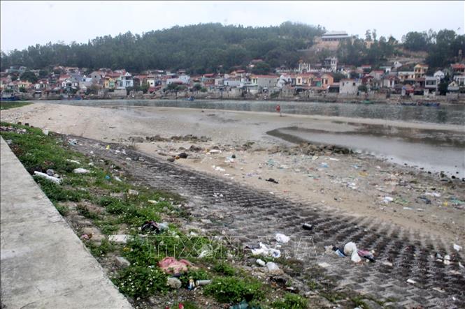 Dọc bờ đê thuộc địa phận Cảng cá Lạch Bạng, thị xã Nghi Sơn, Thanh Hóa bị bồi lắng ngày càng nghiêm trọng, gây khó khăn cho tàu thuyền ra vào neo đậu. Ảnh: Nguyễn Nam-TTXVN