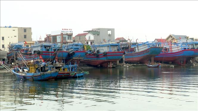 Cảng cá Lạch Bạng, thị xã Nghi Sơn, Thanh Hóa bị bồi lắng ngày càng nghiêm trọng, gây khó khăn cho tàu thuyền ra vào neo đậu.Ảnh: Nguyễn Nam-TTXVN