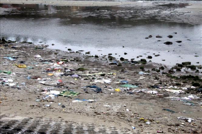 Rác thải vứt bừa bãi tại khu vực bồi lắng thuộc địa phận Cảng cá Lạch Bạng, thị xã Nghi Sơn, Thanh Hóa. Ảnh: Nguyễn Nam-TTXVN
