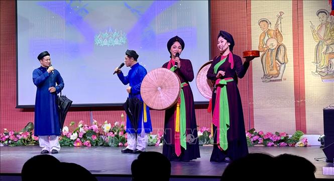 Quan Ho (love duet) folk singing performed at the programme. VNA Photo: Nguyễn Thu Hà