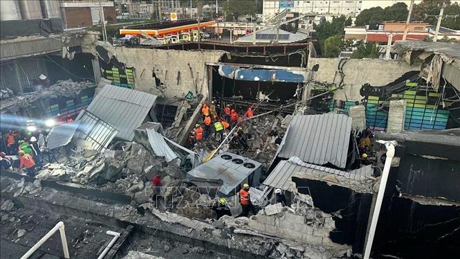 Hiện trường vụ sập mái hộp đêm tại Santo Domingo, CH Dominica, ngày 8/4/2025. Ảnh: AP/TTXVN