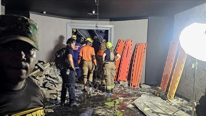 Hiện trường vụ sập mái hộp đêm tại Santo Domingo, CH Dominica, ngày 8/4/2025. Ảnh: Yahoo News/TTXVN