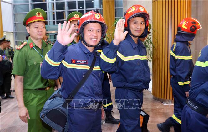 Cán bộ, chiến sĩ đoàn công tác tìm kiếm, cứu nạn và cứu hộ Bộ Công an hoàn thành nhiệm vụ trở về từ Myanmar. Ảnh: Phạm Kiên - TTXVN 