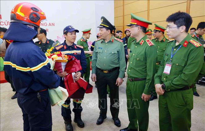 Trung tướng Lê Văn Tuyến, Thứ trưởng Bộ Công an thăm hỏi, động viên cán bộ, chiến sĩ đoàn công tác tìm kiếm, cứu nạn và cứu hộ Bộ Công an hoàn thành nhiệm vụ trở về từ Myanmar. Ảnh: Phạm Kiên - TTXVN 