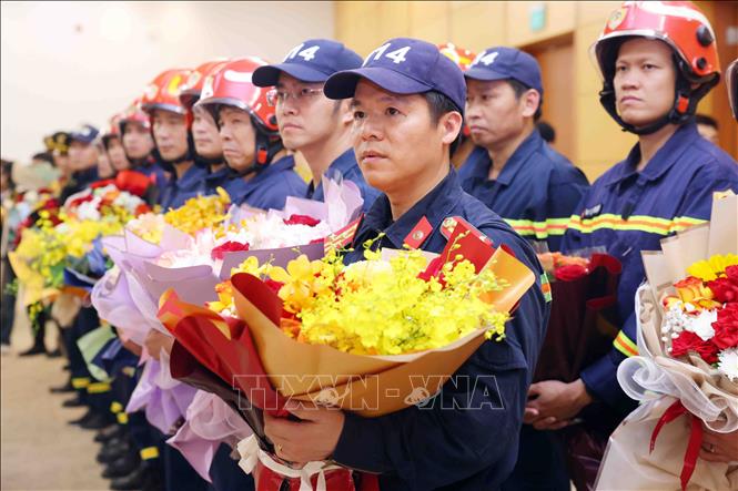 Đoàn công tác tìm kiếm, cứu nạn và cứu hộ Bộ Công an hoàn thành nhiệm vụ trở về từ Myanmar. Ảnh: Phạm Kiên - TTXVN 