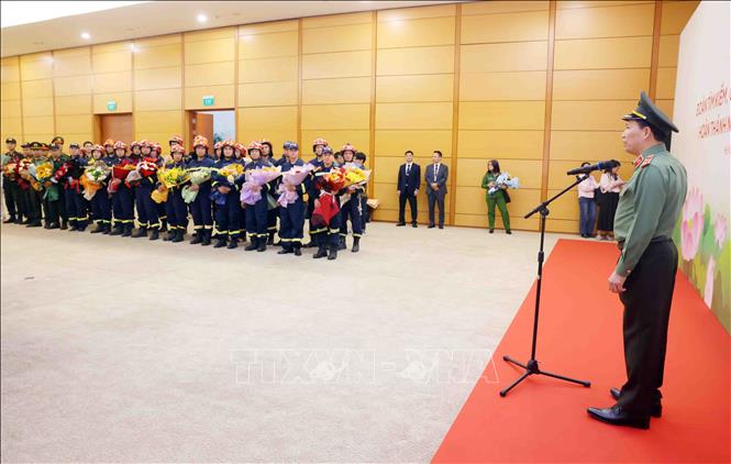 Trung tướng Lê Văn Tuyến, Thứ trưởng Bộ Công an phát biểu chúc mừng đoàn công tác tìm kiếm, cứu nạn và cứu hộ Bộ Công an hoàn thành nhiệm vụ trở về từ Myanmar. Ảnh: Phạm Kiên - TTXVN 