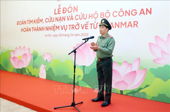 Trung tướng Lê Văn Tuyến, Thứ trưởng Bộ Công an phát biểu chúc mừng đoàn công tác tìm kiếm, cứu nạn và cứu hộ Bộ Công an hoàn thành nhiệm vụ trở về từ Myanmar. Ảnh: Phạm Kiên - TTXVN 