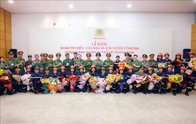 Lãnh đạo Bộ Công an chụp ảnh chung với Đoàn công tác tìm kiếm, cứu nạn và cứu hộ Bộ Công an hoàn thành nhiệm vụ trở về từ Myanmar. Ảnh: Phạm Kiên - TTXVN