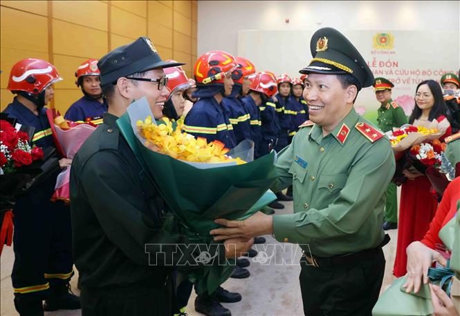 Trung tướng Lê Văn Tuyến, Thứ trưởng Bộ Công an tặng hoa chúc mừng cán bộ, chiến sĩ đoàn tìm kiếm, cứu nạn và cứu hộ Bộ Công an hoàn thành nhiệm vụ trở về từ Myanmar. Ảnh: Phạm Kiên - TTXVN 