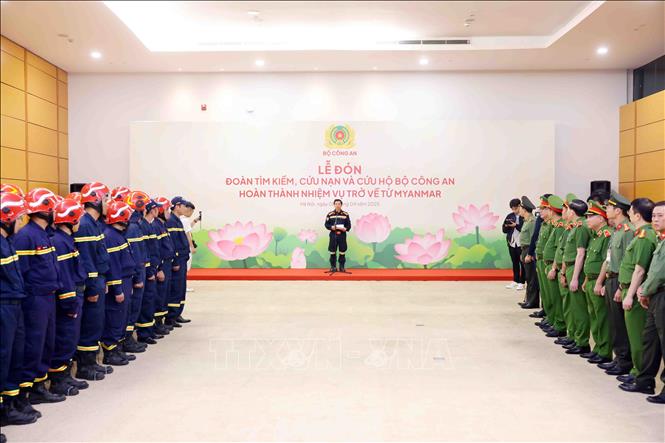 Đại tá Nguyễn Minh Khương, Phó Cục trưởng Cục Cảnh sát PCCC và CNCH, Trưởng đoàn công tác tìm kiếm, cứu nạn và cứu hộ Bộ Công an báo cáo kết quả thực hiện nhiệm vụ tại Myanmar. Ảnh: Phạm Kiên - TTXVN