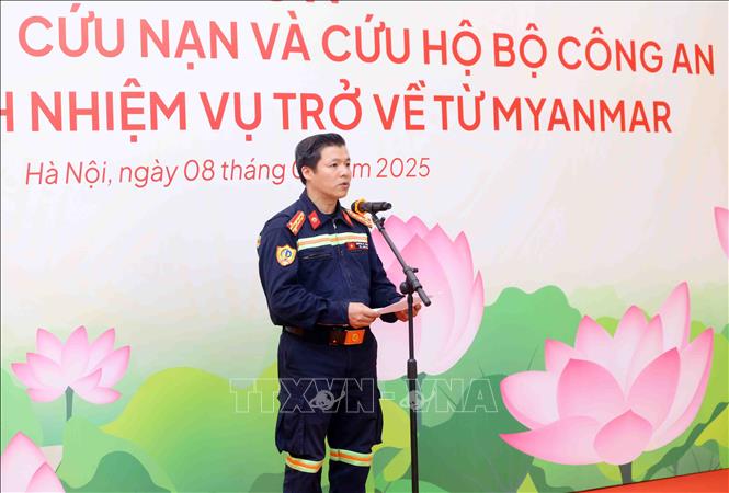 Đại tá Nguyễn Minh Khương, Phó Cục trưởng Cục Cảnh sát PCCC và CNCH, Trưởng đoàn công tác tìm kiếm, cứu nạn và cứu hộ Bộ Công an báo cáo kết quả thực hiện nhiệm vụ tại Myanmar. Ảnh: Phạm Kiên - TTXVN