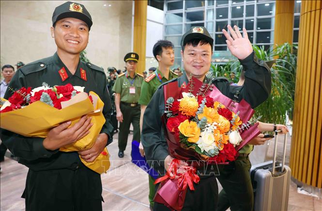 Cán bộ, chiến sĩ Cảnh sát cơ động thuộc đoàn công tác tìm kiếm, cứu nạn và cứu hộ Bộ Công an hoàn thành nhiệm vụ trở về từ Myanmar. Ảnh: Phạm Kiên - TTXVN 