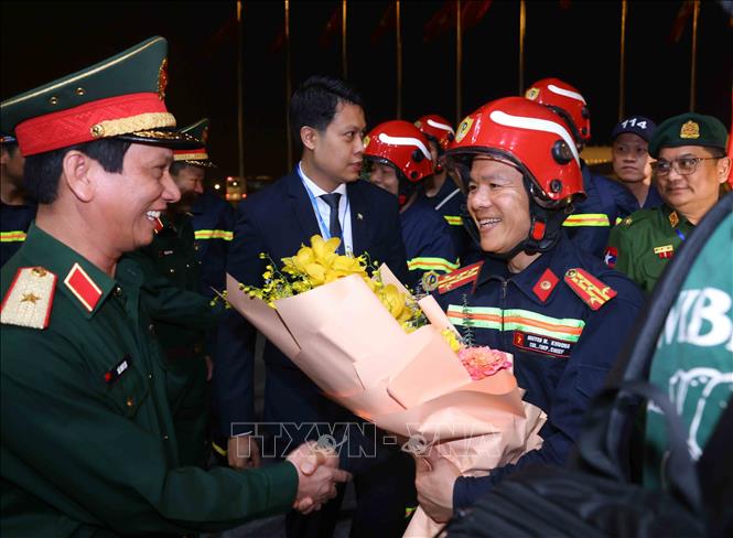 Members of the Vietnamese army’s rescue and relief force are welcomed at Noi Bai international airport. VNA Photo: An Đăng