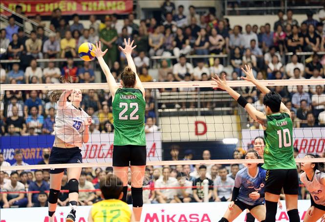 VTV Bình Điền Long An (áo xanh) giành chiến thắng 3-1 trước đội Vietinbank trong trận tranh giải 3. Ảnh: Tạ Toàn - TTXVN