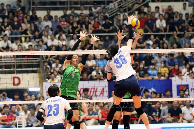 Với chiến thắng 3-1, đội VTV Bình Điền Long An (áo xanh) giành hạng 3 tại mùa giải năm nay. Ảnh: Tạ Toàn - TTXVN