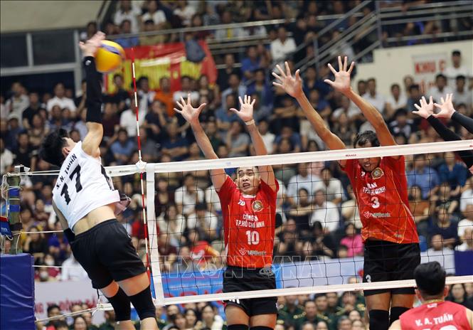 Pha tấn công bên trái của các cầu thủ đội Biên Phòng MB (áo trắng). Ảnh: Tạ Toàn – TTXVN