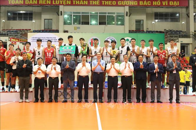 Lãnh đạo tỉnh Phú Thọ và nhà tài trợ Công ty cổ phần và hóa chất Lâm Thao rao cúp vô địch cho đội nam Biên Phòng tại buổi bế mạc giải Bóng chuyền các đội mạnh Cúp Hùng Vương năm 2025. Ảnh: Tạ Toàn - TTXVN