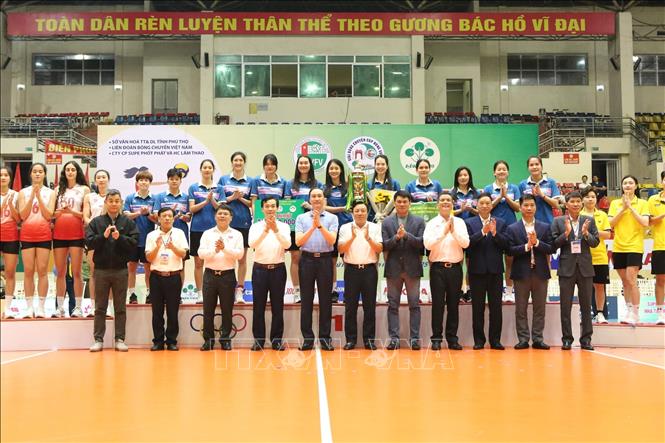 Lãnh đạo tỉnh Phú Thọ và nhà tài trợ Công ty cổ phần và hóa chất Lâm Thao trao cúp vô địch cho đội nữ LPB Ninh Bình tại giải Bóng chuyền các đội mạnh Cúp Hùng Vương năm 2025. Ảnh: Tạ Toàn - TTXVN