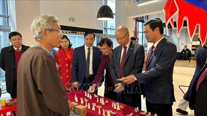 Nghệ nhân Bắc Ninh giới thiệu nghệ thuật làm tò he đất. Ảnh: Nguyễn Thu Hà - PV TTXVN tại Pháp
