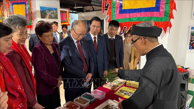 Nghệ nhân Bắc Ninh giới thiệu các chất liệu làm màu vẽ tranh Đông Hồ. Ảnh: Nguyễn Thu Hà - PV TTXVN tại Pháp


