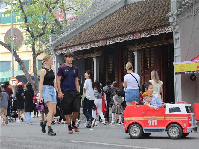 Foreign visitors stroll on Hanoi's pedestrian street. VNA Photo: Thành Phương