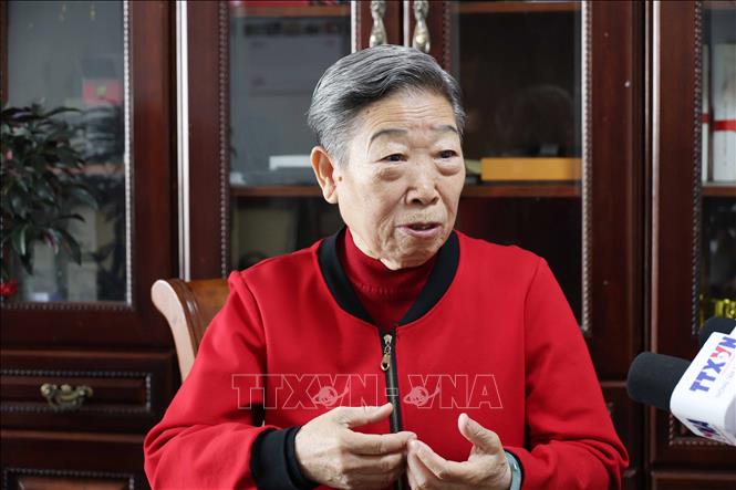Bà Vu Thục Huệ, cựu nhân viên y tế Bệnh viện Nam Khê Sơn (Quế Lâm, Quảng Tây, Trung Quốc), nhân sĩ hữu nghị Trung-Việt trả lời phỏng vấn phóng viên TTXVN tại Trung Quốc. Ảnh: Công Tuyên - PV TTXVN tại Trung Quốc