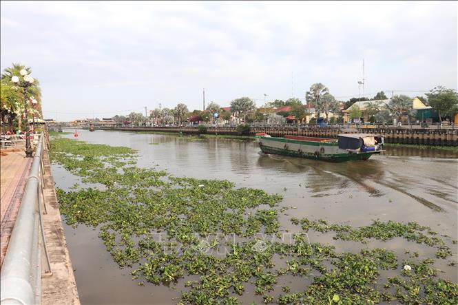 Khoảng 1km kênh Dương Văn Dương được xây bờ kè tại trung tâm thị trấn Tân Thạnh. Ảnh: Đức Hạnh - TTXVN 