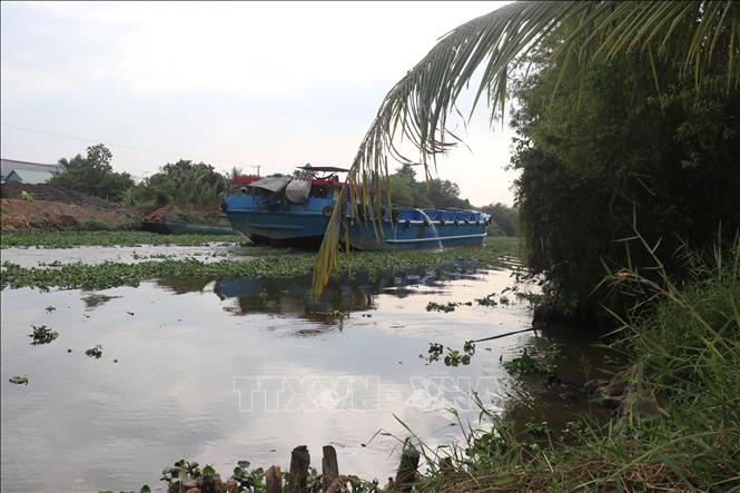 Rất nhiều tàu thuyền, xà lan lớn đi lại trên kênh Dương Văn Dương. Ảnh: Đức Hạnh - TTXVN 