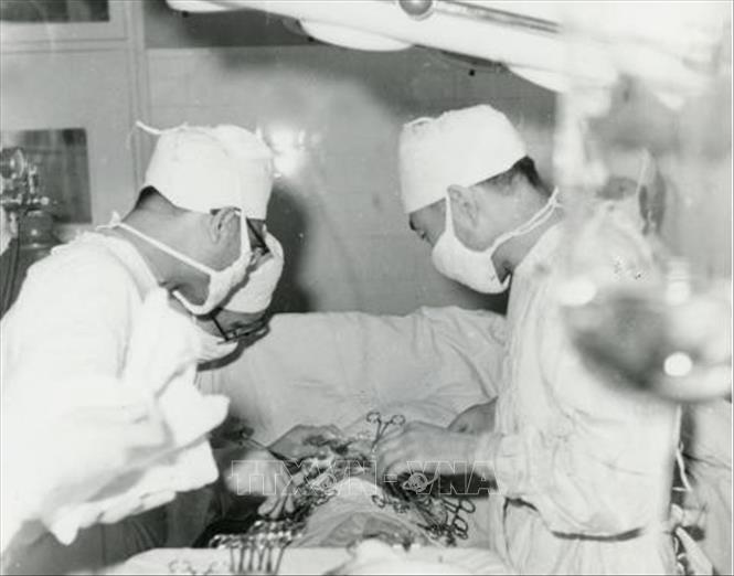 Các bác sĩ Bệnh viện Nam Khê Sơn (Quế Lâm, Quảng Tây, Trung Quốc) điều trị cho thương binh Việt Nam. Ảnh: TTXVN phát