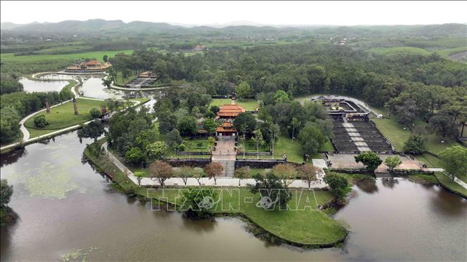 Lăng Gia Long (Thiên Thọ Lăng), được xây dựng trong 6 năm (1814-1820) có vị trí phong thủy đẹp bậc nhất trong những lăng vua triều Nguyễn ở thôn Định Môn, xã Hương Thọ, thành phố Huế, đây là nơi an nghỉ của vị vua sáng lập ra triều Nguyễn và Thừa Thiên Cao hoàng hậu. Ảnh: Vũ Sinh – TTXVN