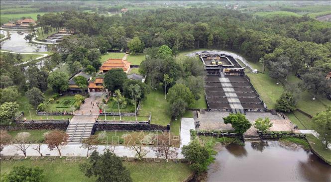 Lăng Gia Long (Thiên Thọ Lăng), được xây dựng trong 6 năm (1814-1820) có vị trí phong thủy đẹp bậc nhất trong những lăng vua triều Nguyễn ở thôn Định Môn, xã Hương Thọ, thành phố Huế, đây là nơi an nghỉ của vị vua sáng lập ra triều Nguyễn và Thừa Thiên Cao hoàng hậu. Ảnh: Vũ Sinh – TTXVN