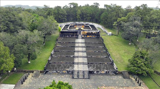 Lăng Gia Long (Thiên Thọ Lăng), được xây dựng trong 6 năm (1814-1820) có vị trí phong thủy đẹp bậc nhất trong những lăng vua triều Nguyễn ở thôn Định Môn, xã Hương Thọ, thành phố Huế, đây là nơi an nghỉ của vị vua sáng lập ra triều Nguyễn và Thừa Thiên Cao hoàng hậu. Ảnh: Vũ Sinh – TTXVN
