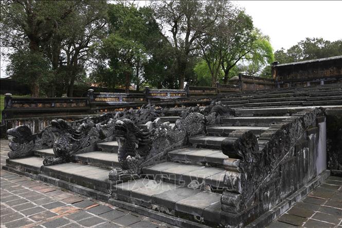 Thềm đá dẫn lên khu tẩm điện trong quần thể Lăng Gia Long. Ảnh: Phạm Hậu - TTXVN