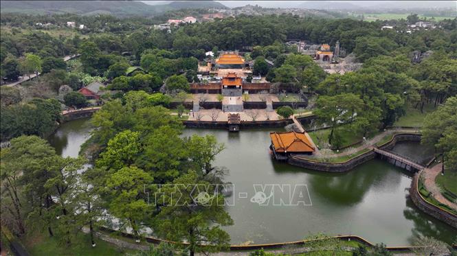 Lăng Tự Đức (Khiêm Lăng) được xây dựng nằm bên phải đồi Cảnh Vọng thuộc thôn Thủy Ba, phường Thủy Xuân, thành phố Huế. Lăng Tự Đức là công trình kiến trúc đẹp nhất thời nhà Nguyễn, nơi đây là chốn yên nghỉ của vua Tự Đức - vị vua tại vị lâu nhất trong số 13 đời vua triều Nguyễn. Ảnh: Vũ Sinh – TTXVN