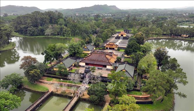 Lăng Minh Mạng (Hiếu lăng), do hoàng đế Thiệu Trị thời nhà Nguyễn cho xây dựng, nằm trên núi Cẩm Kê, ấp An Bằng, phường Long Hồ, quận Phú Xuân, thành phố Huế. Lăng Minh Mạng là công trình có kiến trúc uy nghi, chuẩn mực nhất dưới thời nhà Nguyễn và là điểm đến thu hút đông đảo du khách thập phương ghé thăm, chiêm ngưỡng trong hành trình du lịch Huế. Ảnh: Vũ Sinh – TTXVN