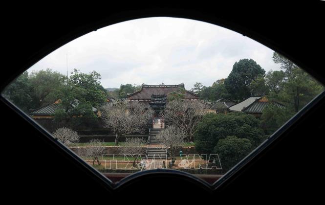 Lăng Minh Mạng (Hiếu lăng), do hoàng đế Thiệu Trị thời nhà Nguyễn cho xây dựng, nằm trên núi Cẩm Kê, ấp An Bằng, phường Long Hồ, quận Phú Xuân, thành phố Huế. Lăng Minh Mạng là công trình có kiến trúc uy nghi, chuẩn mực nhất dưới thời nhà Nguyễn và là điểm đến thu hút đông đảo du khách thập phương ghé thăm, chiêm ngưỡng trong hành trình du lịch Huế. Ảnh: Phạm Hậu – TTXVN