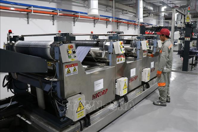 Hoạt động sản xuất của Công ty Trách nhiệm hữu hạn Dệt nhuộm Ninh Thuận tại Khu công nghiệp Du Long (xã Bắc Phong, huyện Thuận Bắc). Ảnh: Nguyễn Thành – TTXVN