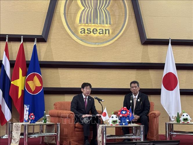 Phó Tổng thư ký ASEAN Nararya Soeprapto (bên phải) và Đại sứ Nhật Bản tại ASEAN, Kiya Masahiko tại họp báo. Ảnh: Đỗ Quyên - P/v TTXVN tại Indonesia