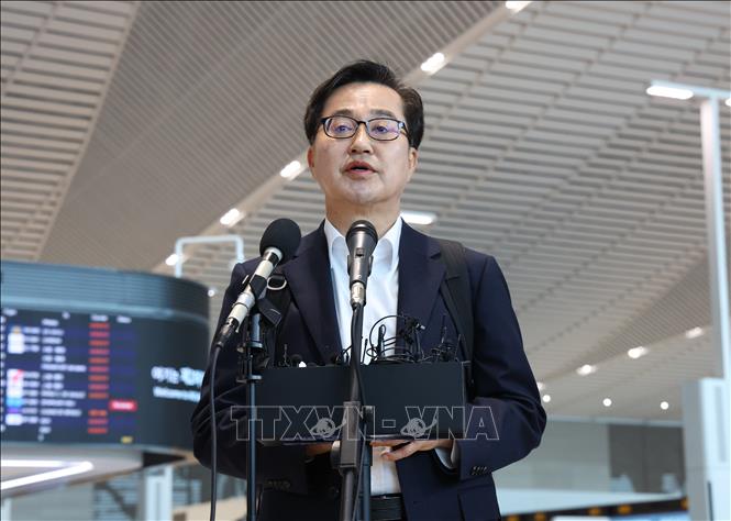 Ông Kim Dong Yeon, Thống đốc tỉnh Gyeonggi, phát biểu với báo giới tại sân bay Incheon ngày 9/4/2025. Ảnh: Yonhap/TTXVN