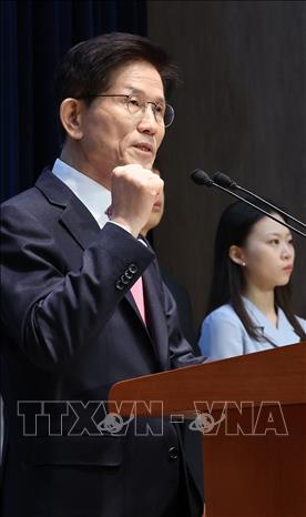 Cựu Bộ trưởng Lao động Hàn Quốc Kim Moon Soo phát biểu trong cuộc họp báo tại Seoul ngày 9/4/2025. Ảnh: Yonhap/TTXVN