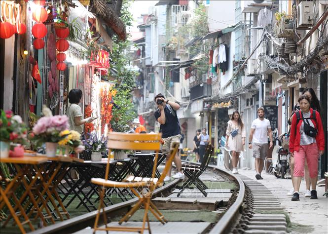 Buôn bán lấn chiếm hành lang an toàn đường sắt tại khu vực 