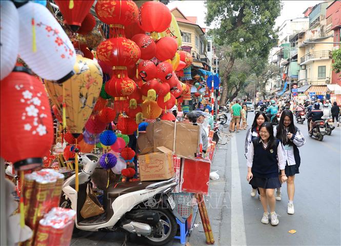 Vỉa hè ở phố Hàng Mã, quận Hoàn Kiếm không còn một khoảng trống khiến người đi bộ buộc phải đi xuống lòng đường, gây nguy hiểm và mất an toàn giao thông. Ảnh: Thành Phương – TTXVN