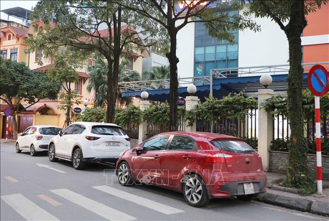 Không ít nơi, phần đường dành cho người đi bộ bị chiếm làm nơi đỗ xe (ảnh chụp tại phố Hoàng Như Tiếp, quận Long Biên). Ảnh: Thành Phương-TTXVN
