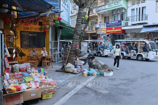Hộ kinh doanh và người dân phố Nguyễn Siêu, quận Hoàn Kiếm tận dụng tối đa vỉa hè và lòng đường để bày bán hàng. Ảnh: Lê Đông-TTXVN