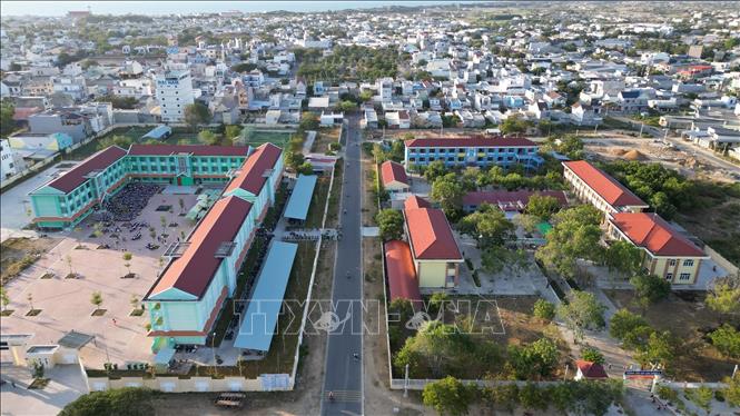 Nhiều công trình giao thông, điện, y tế, giáo dục, thủy lợi... đã được đầu tư xây dựng. Ảnh: Minh Quyết – TTXVN