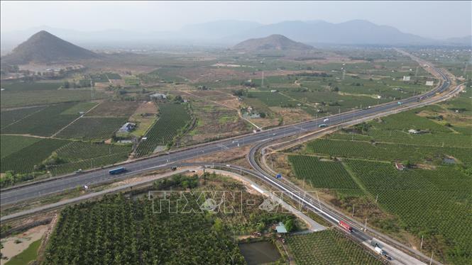 Nối lên cao tốc Dầu Giây - Phan Thiết và Phan Thiết - Vĩnh Hảo tại nút giao Ba Bàu. Ảnh: Minh Quyết – TTXVN