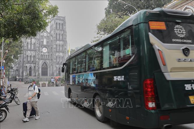 Phố Nhà Thờ, quận Hoàn Kiếm thuộc tuyến phố cấm ô tô trên 16 chỗ theo giờ (6h30 - 8h30 và 16h30 - 18h30) nhưng không ít lái xe vẫn xem nhẹ việc bị xử phạt, vẫn ra vào phố trong giờ cấm (ảnh chụp lúc 8h20 sáng 8/4/2025). Ảnh: Lê Đông-TTXVN
