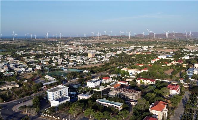 Hạ tầng năng lượng của quốc gia đang đầu tư, sớm hoàn thành tạo điều kiện kết nối đồng bộ hạ tầng trong tỉnh với hạ tầng quốc gia, vùng; là điều kiện quan trọng thu hút đầu tư các dự án sản xuất điện, đưa ngành công nghiệp năng lượng trở thành ngành công nghiệp chủ lực, tạo động lực tăng trưởng kinh tế. Ảnh: Trần Việt – TTXVN